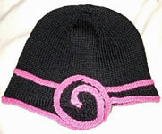 Escargot hat, beret free knitting pattern; Malabrigo Worsted Yarn color black  & shocking pink